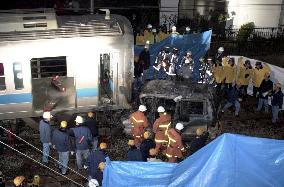 2 trains smash into passenger car in Kanagawa crossing